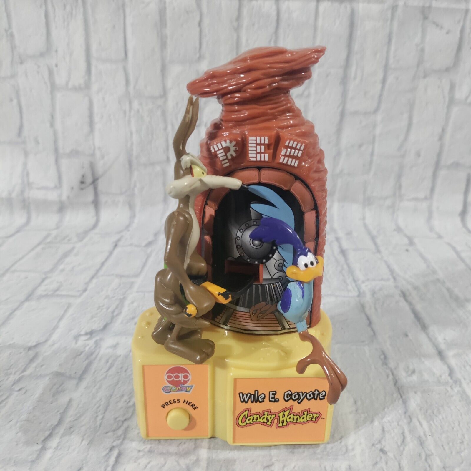 Pez Wile E. Coyote Candy Hander dispenser- 1998 Looney Tunes
